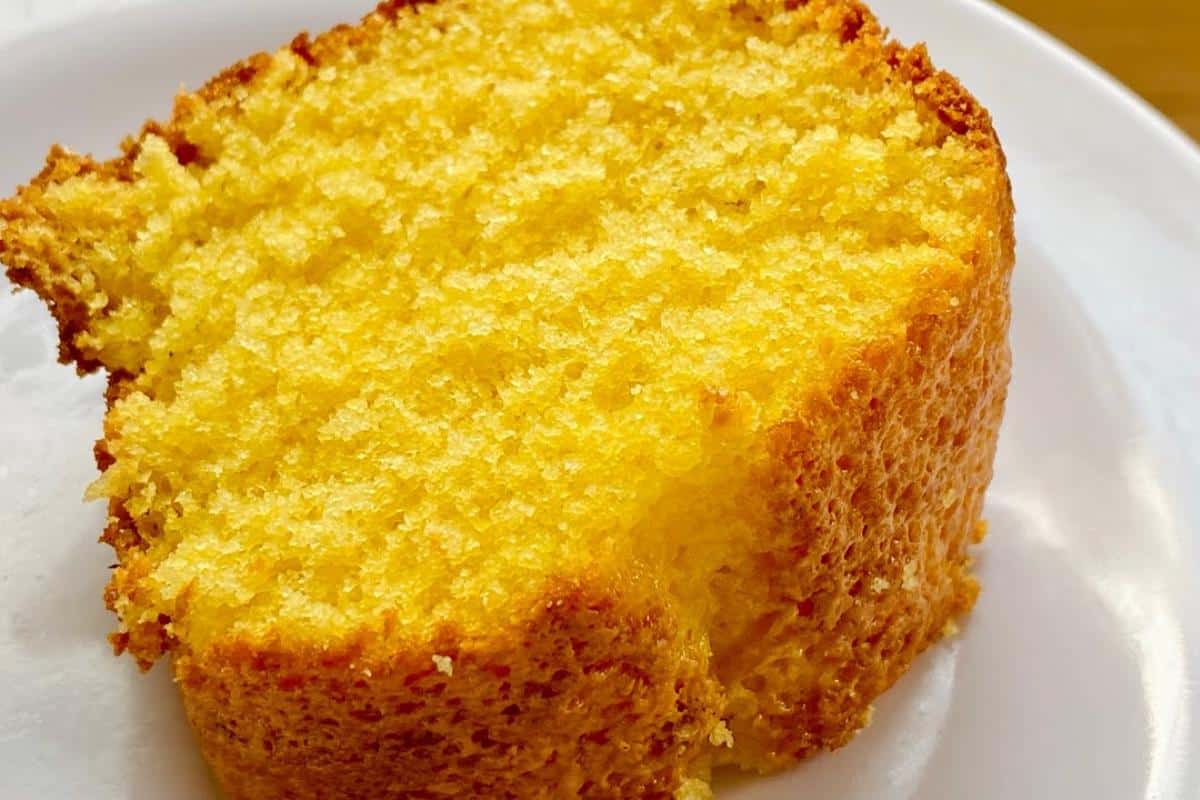 Bolo de fubá da vovó fofinho e macio para servir no chá da tarde