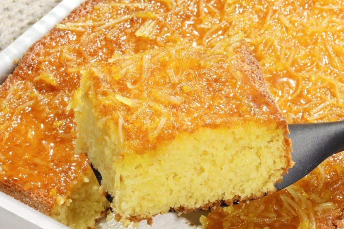 Bolo de laranja com cobertura, se você nunca comeu, experimente, fica uma delícia