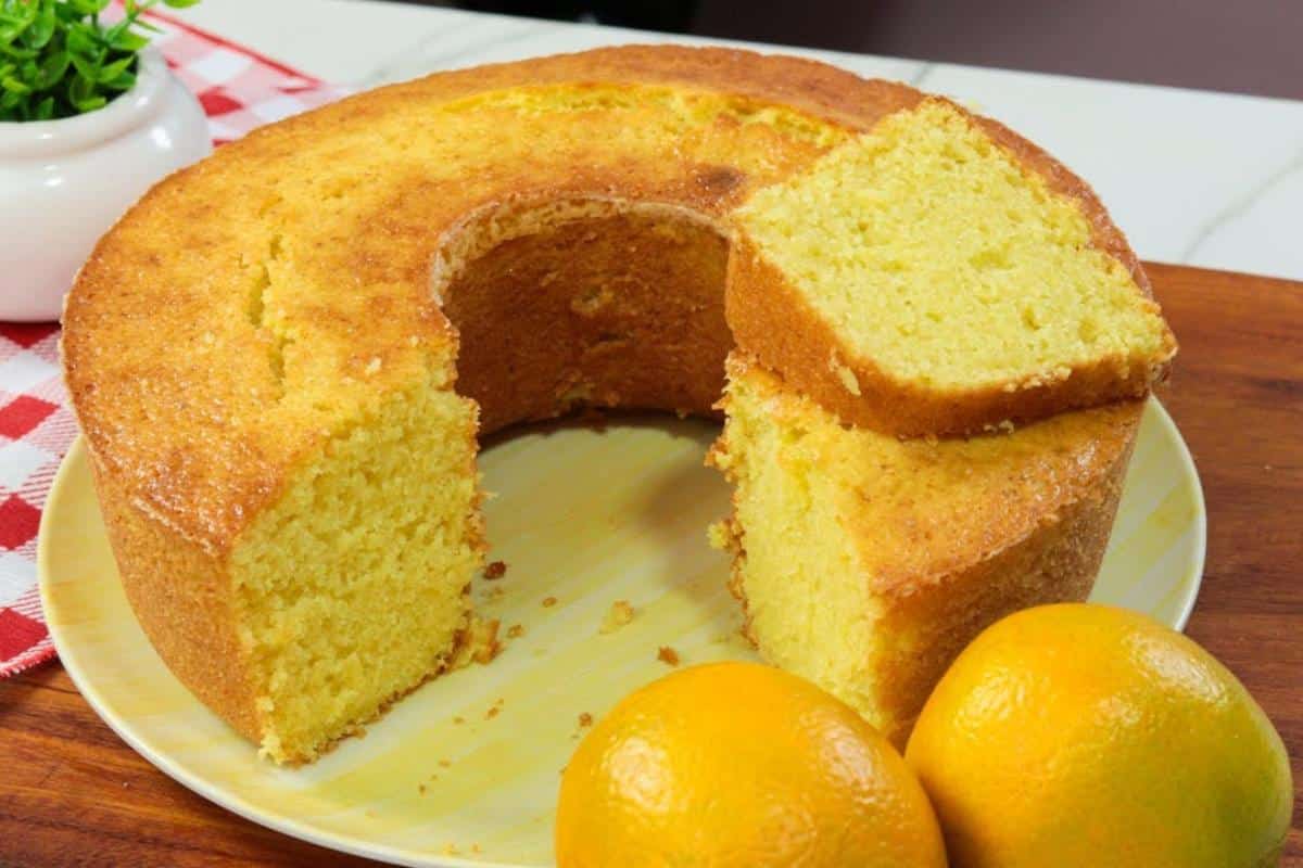Bolo de laranja de liquidificador para um café especial no domingo de dia dos pais