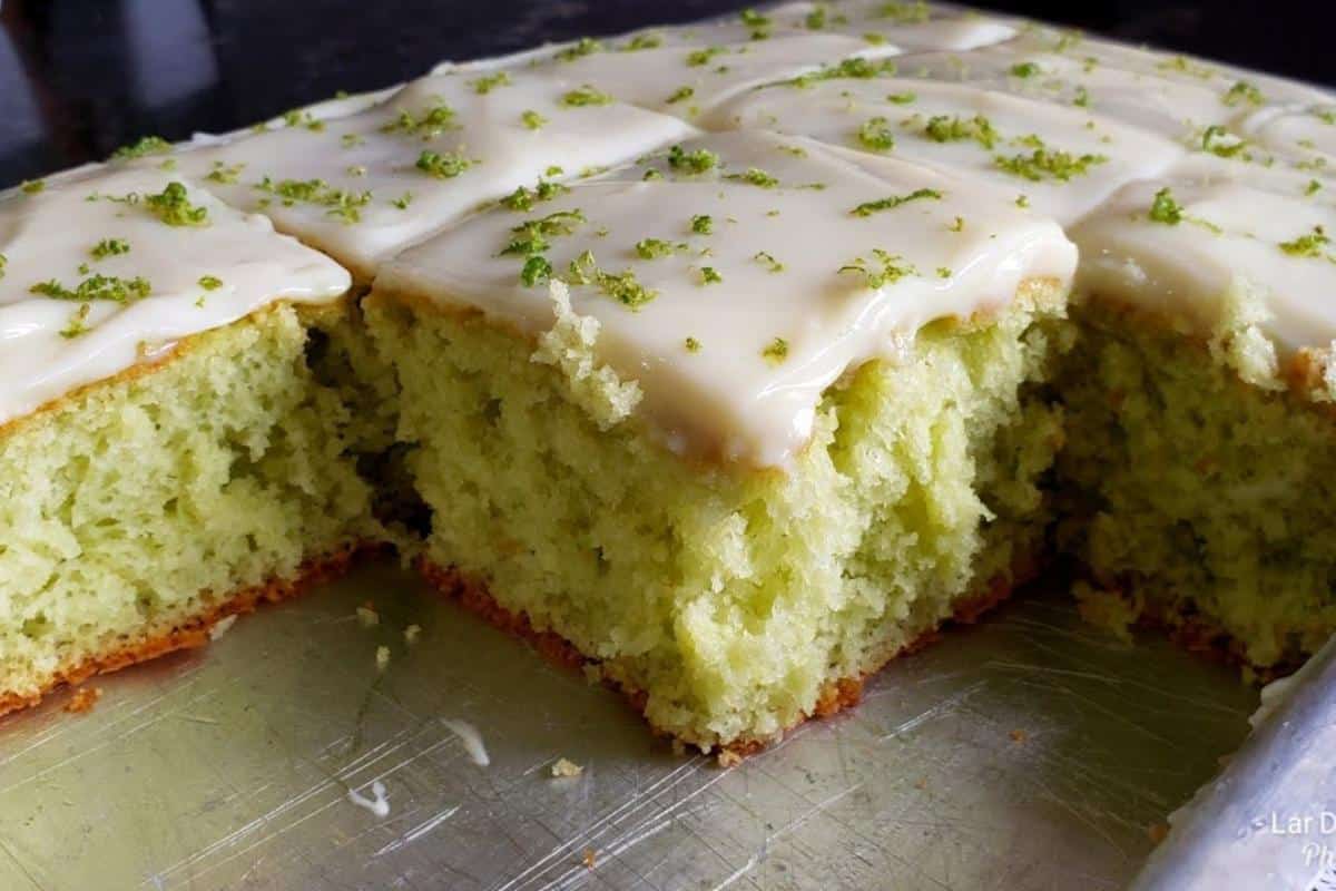 Bolo de limão verdinho e com cobertura que é verdadeira tentação