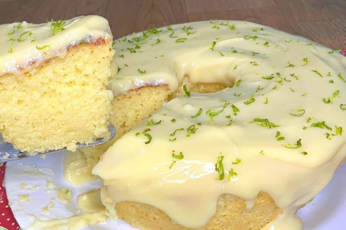 Bolo de limão com uma cobertura maravilhosa de lamber os dedos