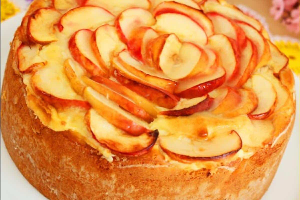 Bolo de maçã surpreendente que todo mundo adora no lanche da tarde