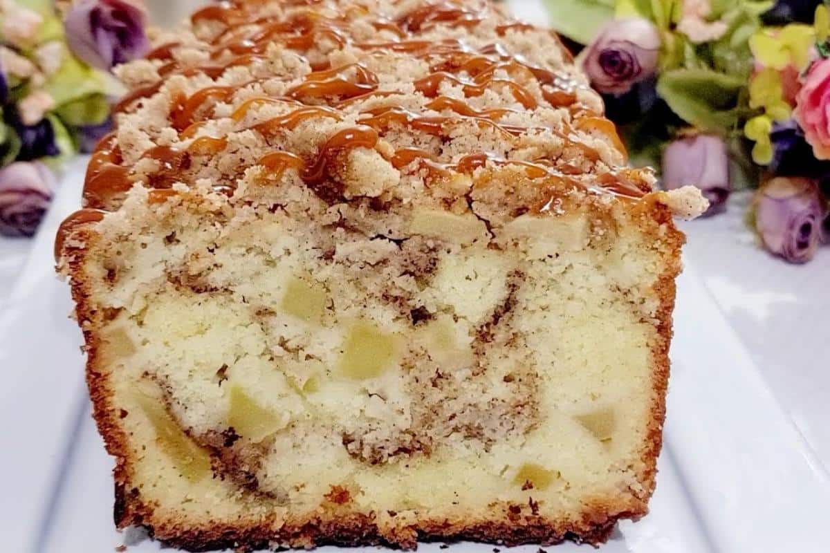 Bolo de maçã com canela tão gostoso que dá vontade de comer todo dia
