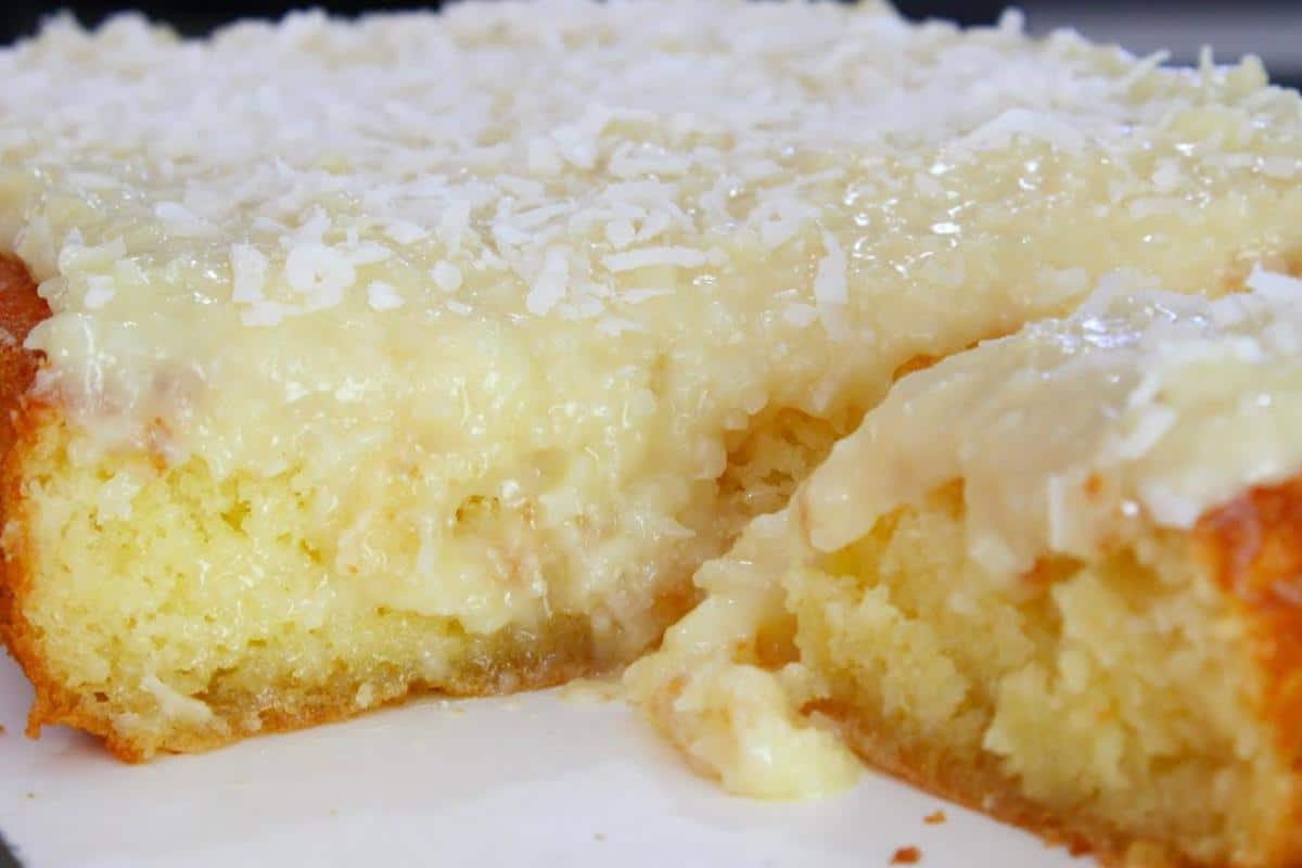 Bolo de mandioca cremoso e com cobertura que não dá para comer um pedaço só