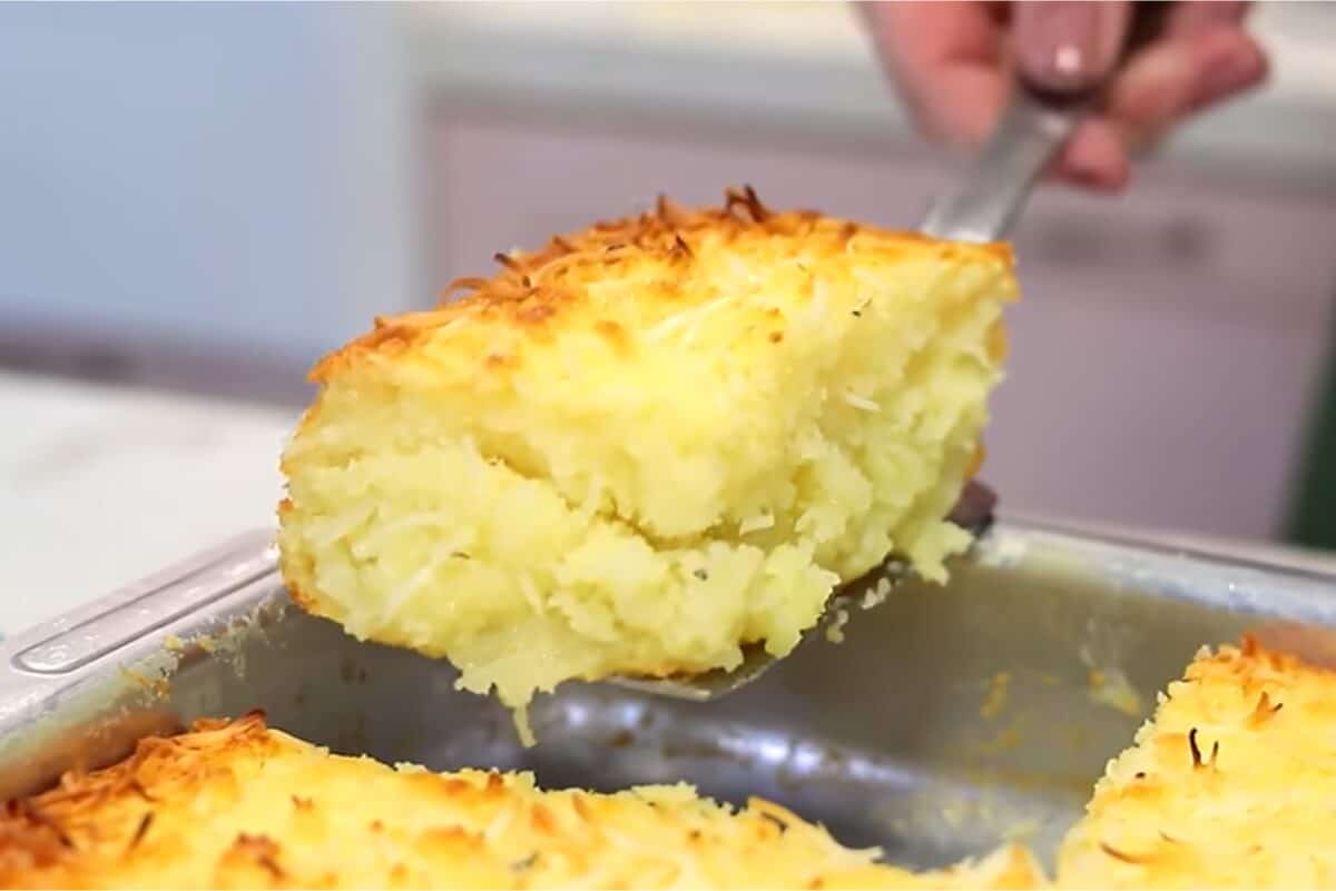 O melhor bolo de mandioca de todos fica cremoso e molhadinho