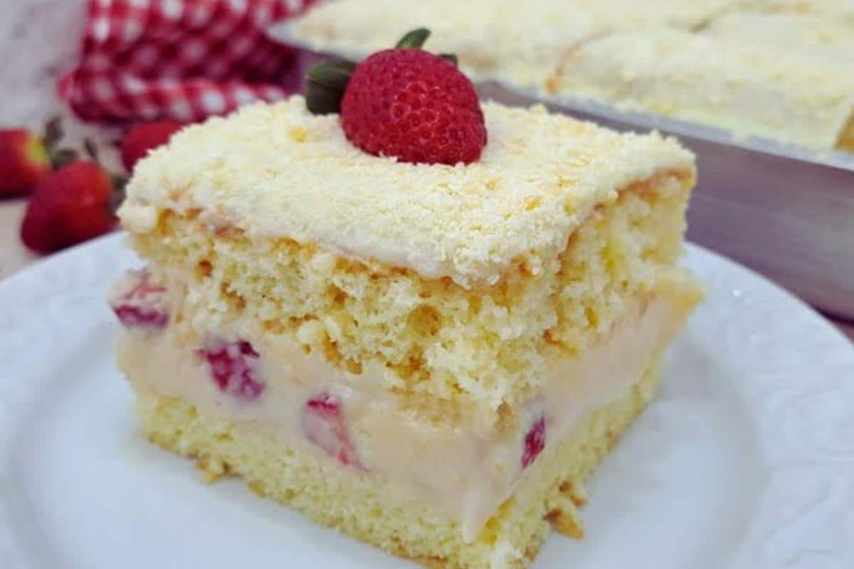 Bolo gelado de morango divino e fácil de fazer para sua festa de aniversário