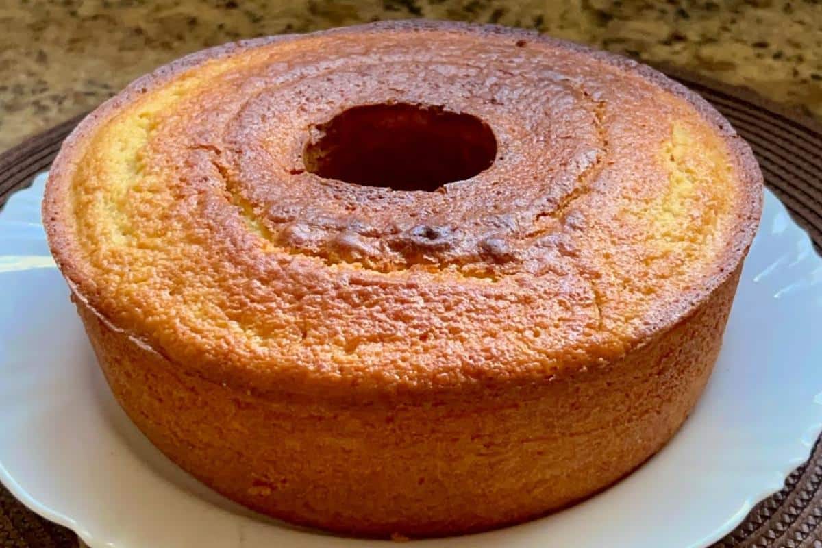 Bolo grande de laranja caseirinho para saborear com uma xícara de café