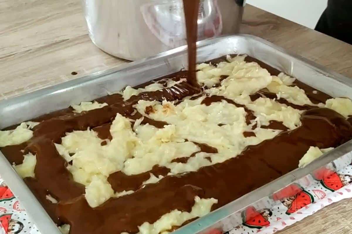 Bolo prestígio muito fácil de fazer que já sai recheado do forno