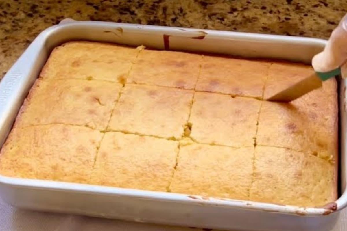 Bolo quadradinho de coco na assadeira grande para o café da tarde