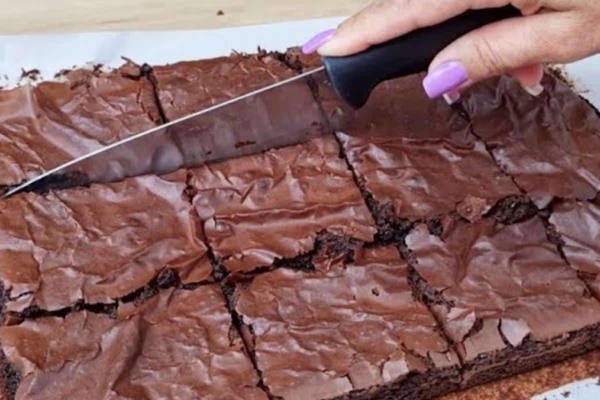 Brownie econômico e fácil de fazer como se fosse docinho de doceria chique