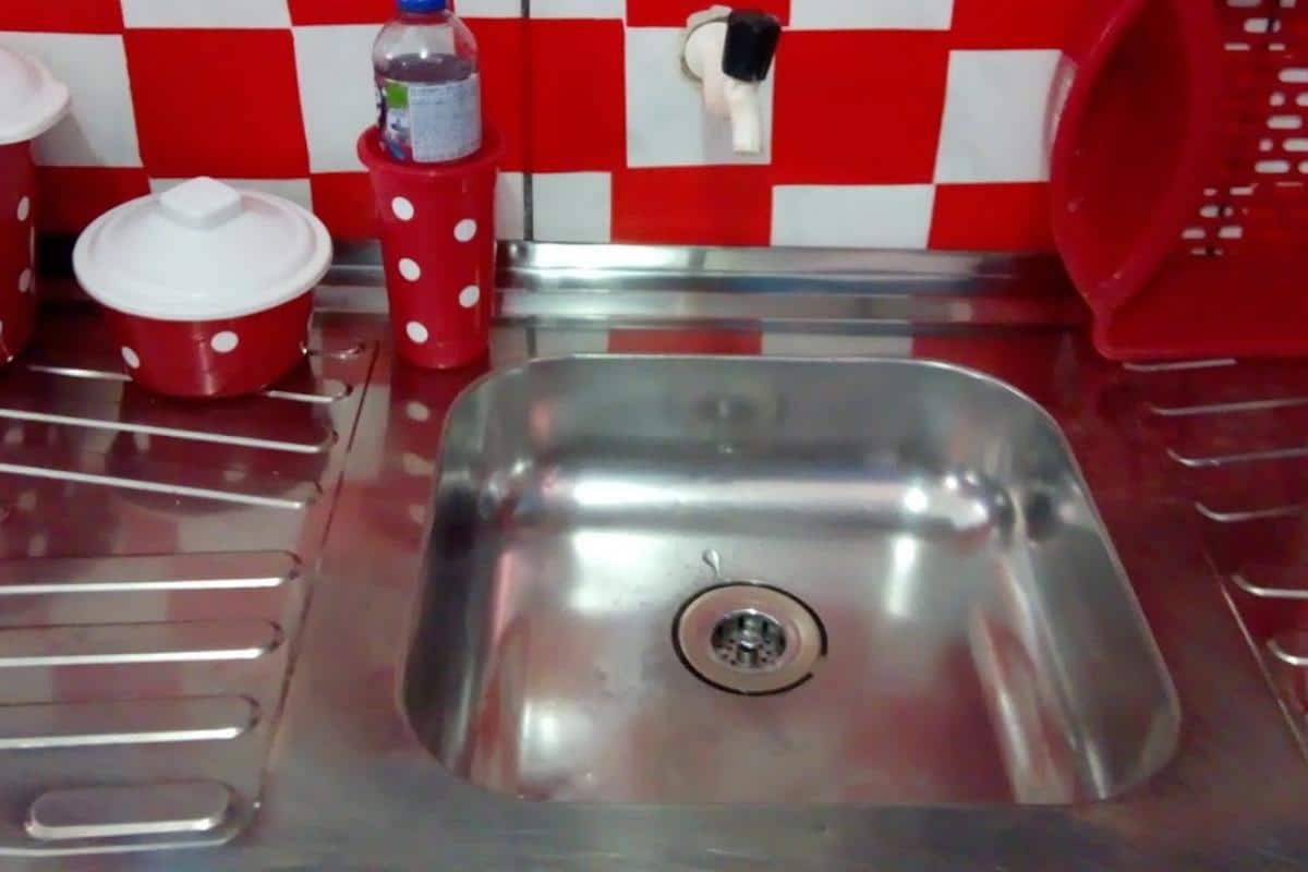 Como dar brilho em pia de inox depois do almoço de domingo de dia dos pais