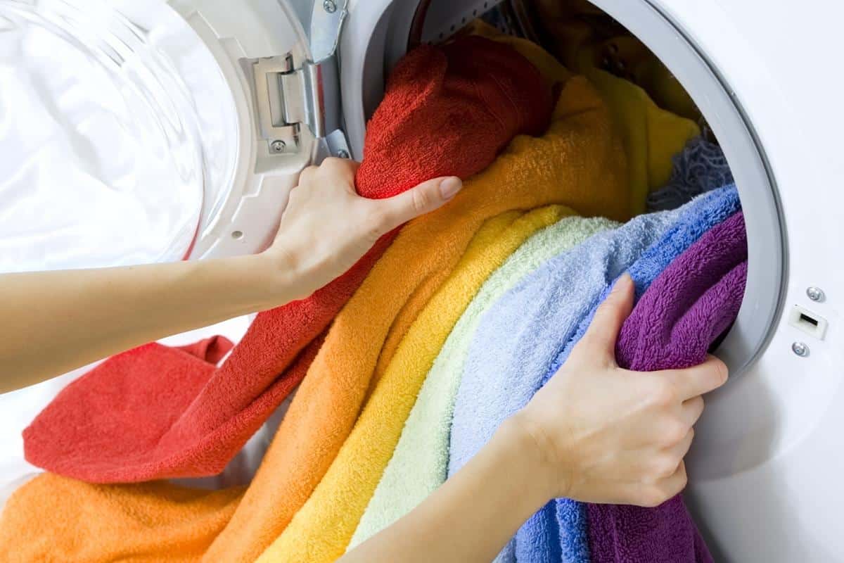 Como lavar roupa colorida do jeito certo para não desbotar e manchar as outras peças