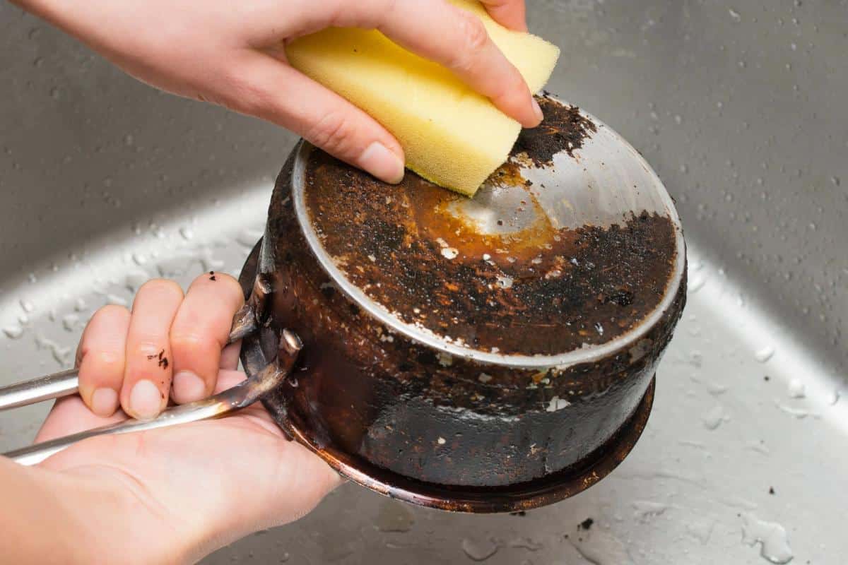 Como limpar panela queimada com crosta de gordura grudada