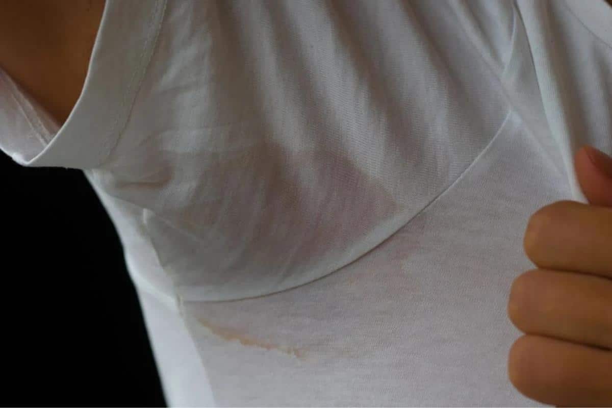 Como tirar mancha de suor da roupa que você achava que não ia sair nunca mais