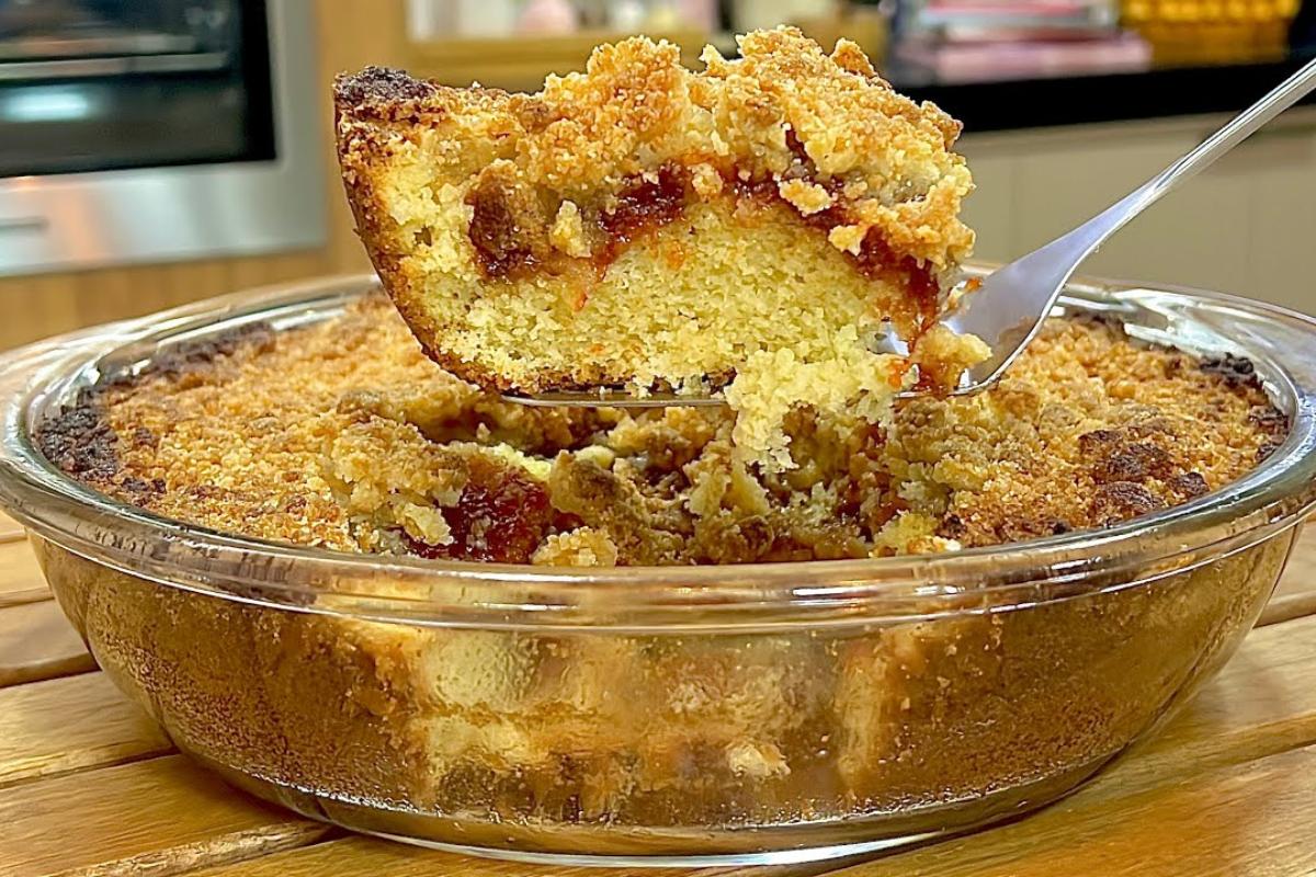 Cuca de goiabada na travessa bem macia para o café da manhã ou da tarde