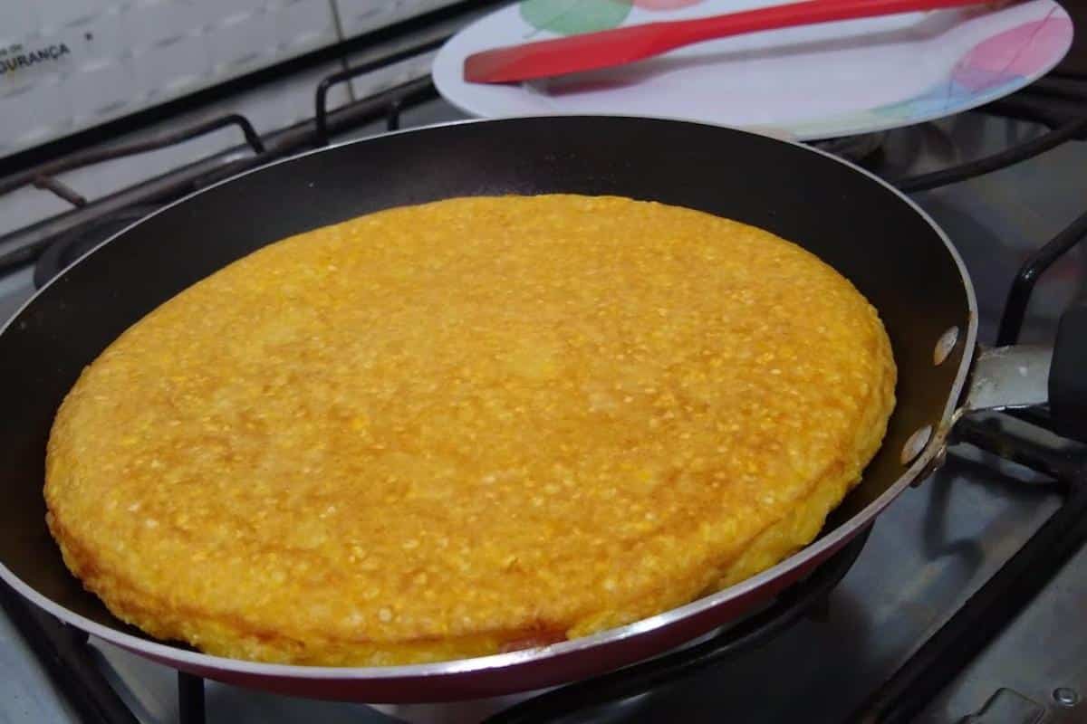 Cuscuz de frigideira é uma opção perfeita para quem quer substituir o pão francês no café