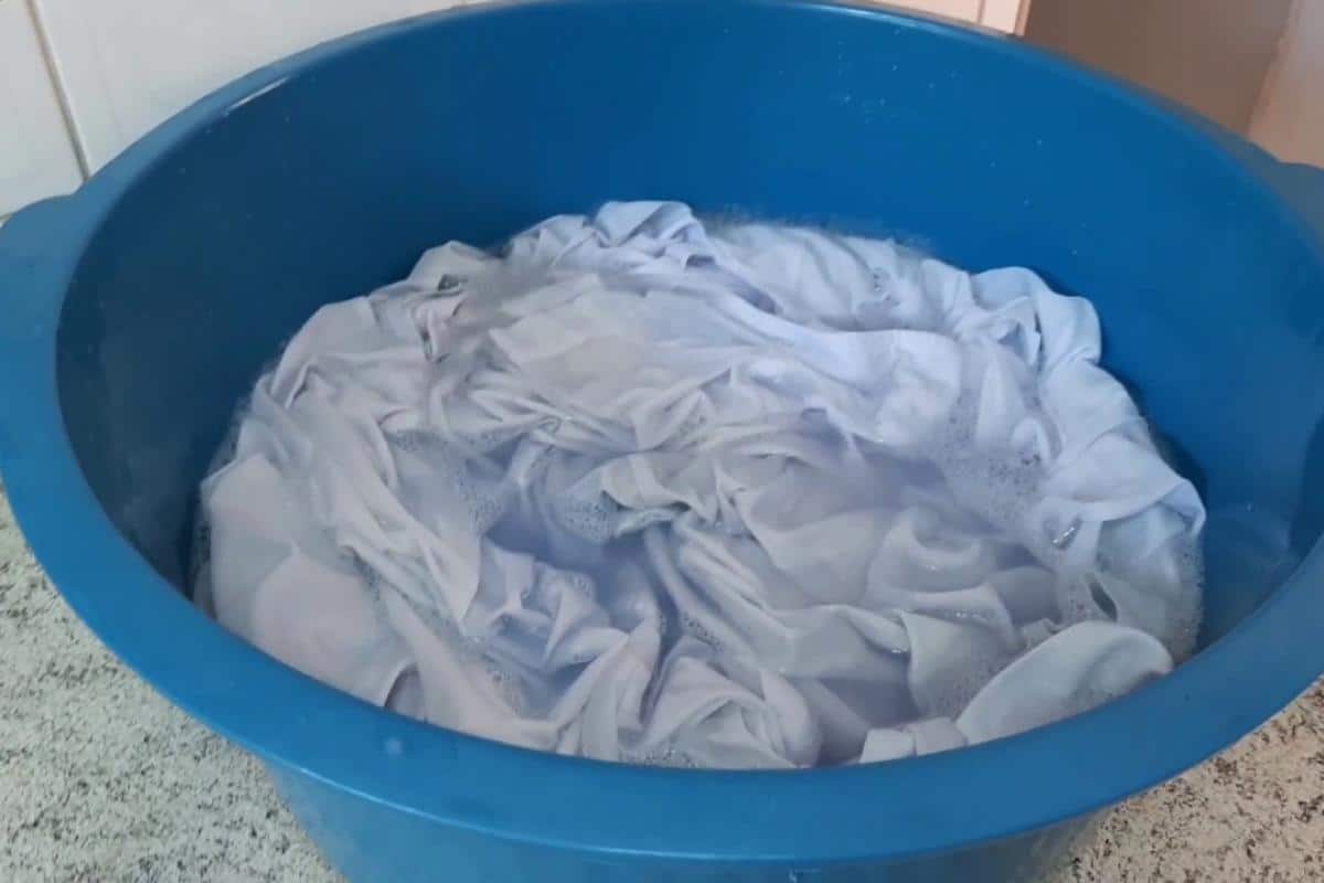 Dica para lavar roupas brancas: não precisa ficar esfregando no tanque
