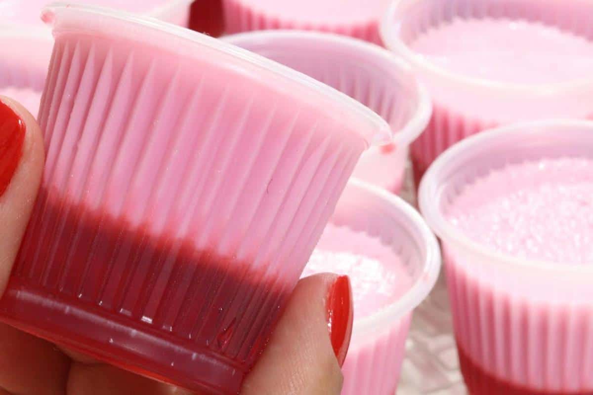 Espuma rosa no copinho para você servir na sua festinha de aniversário