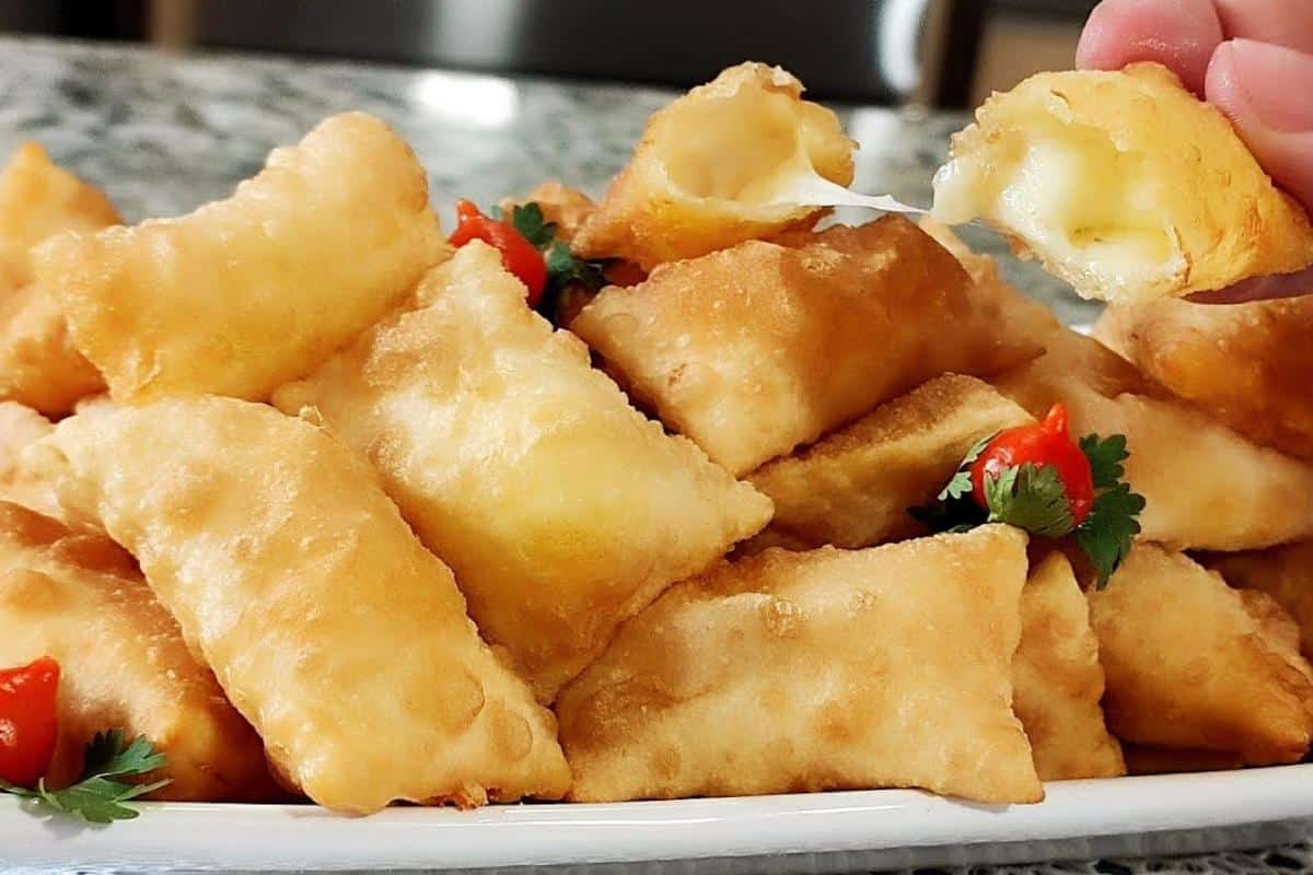 Veja como fazer uma massa de pastel sequinha e crocante usando só 2 ingredientes