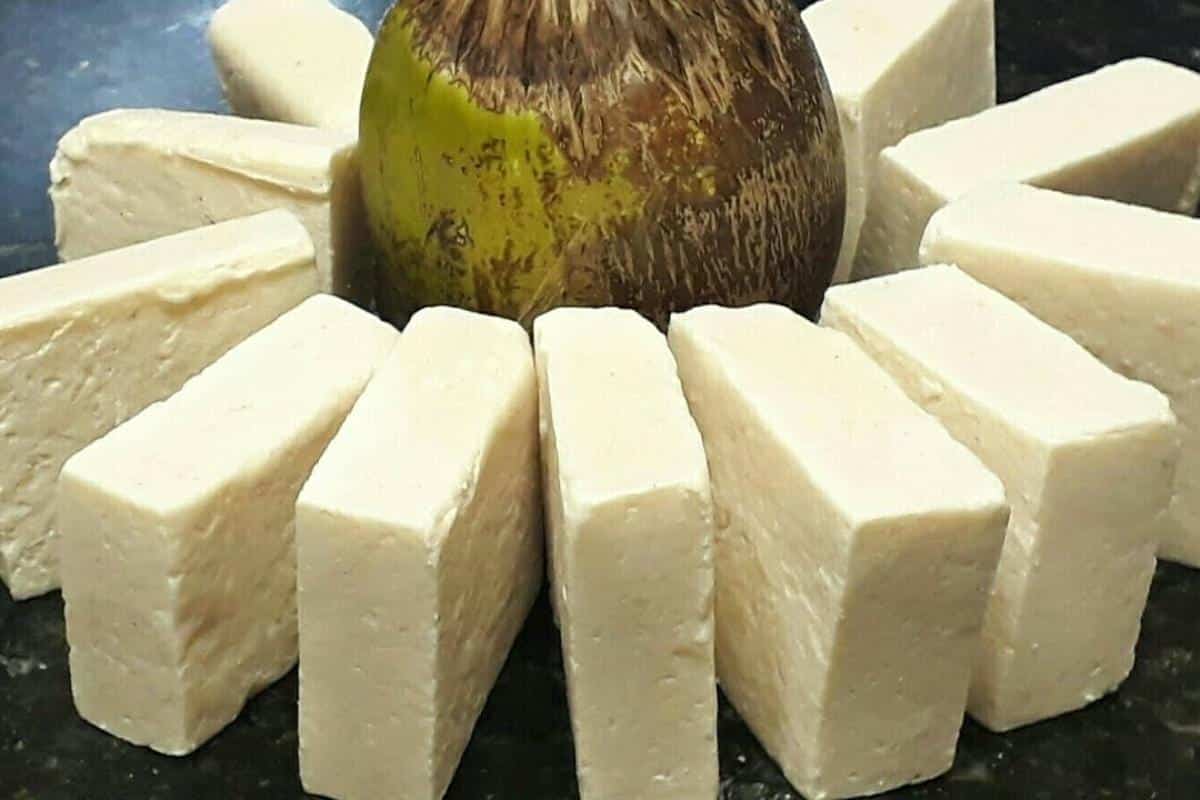 Sabão de coco caseiro: ótimo para lavar e desencardir roupas brancas