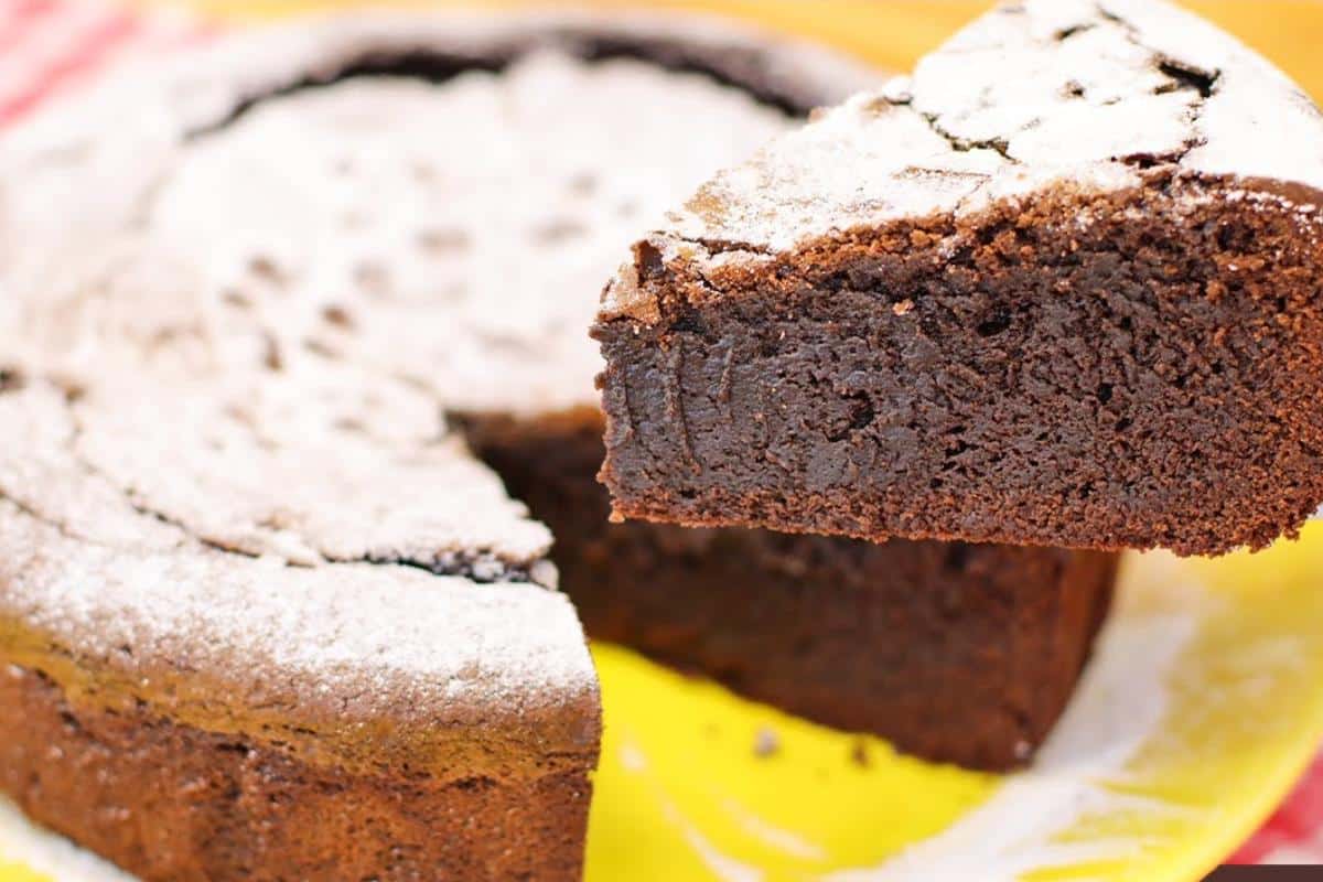 Torta brownie de chocolate super cremosa e fácil de preparar
