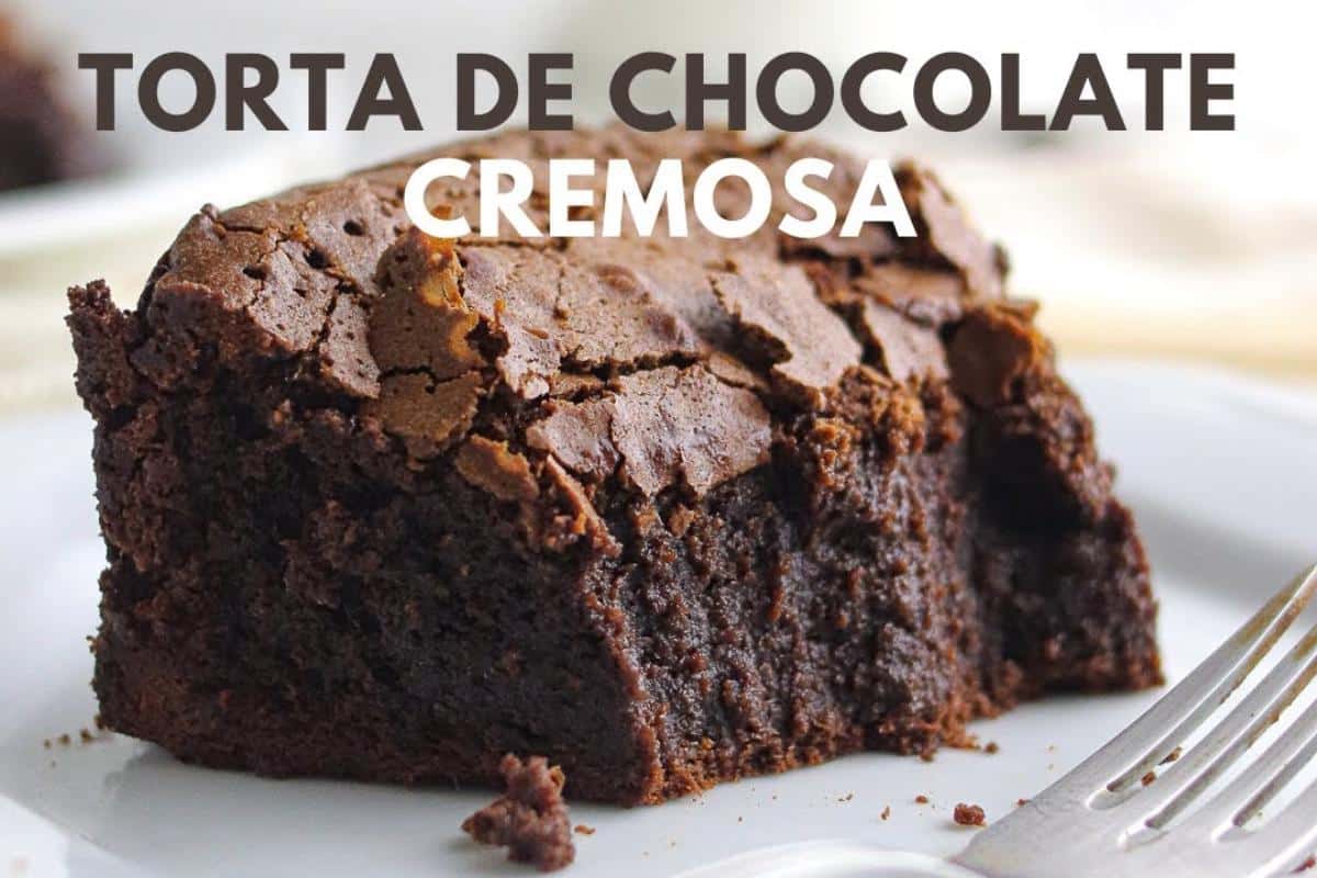 Descubra porque essa torta de chocolate fica tão macia e cremosa