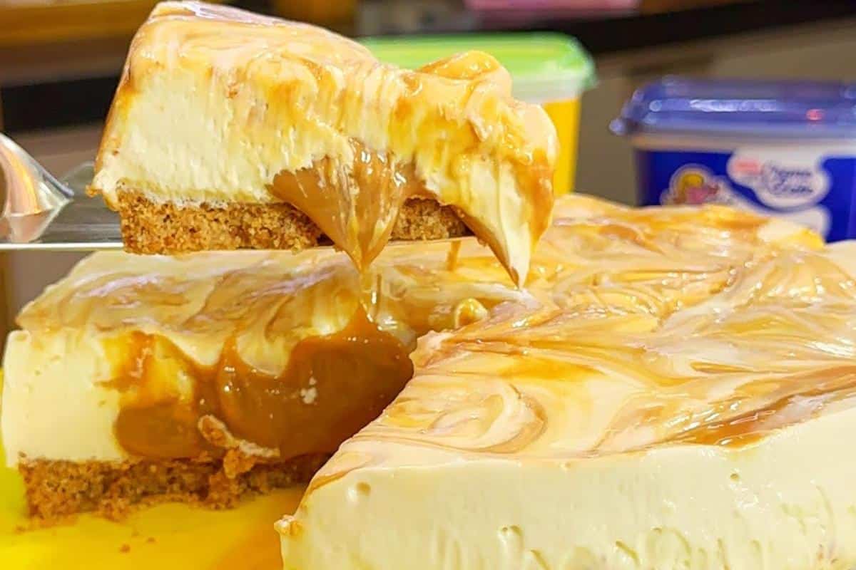Torta de doce de leite cremosa fica incrível e não dá trabalho de preparar