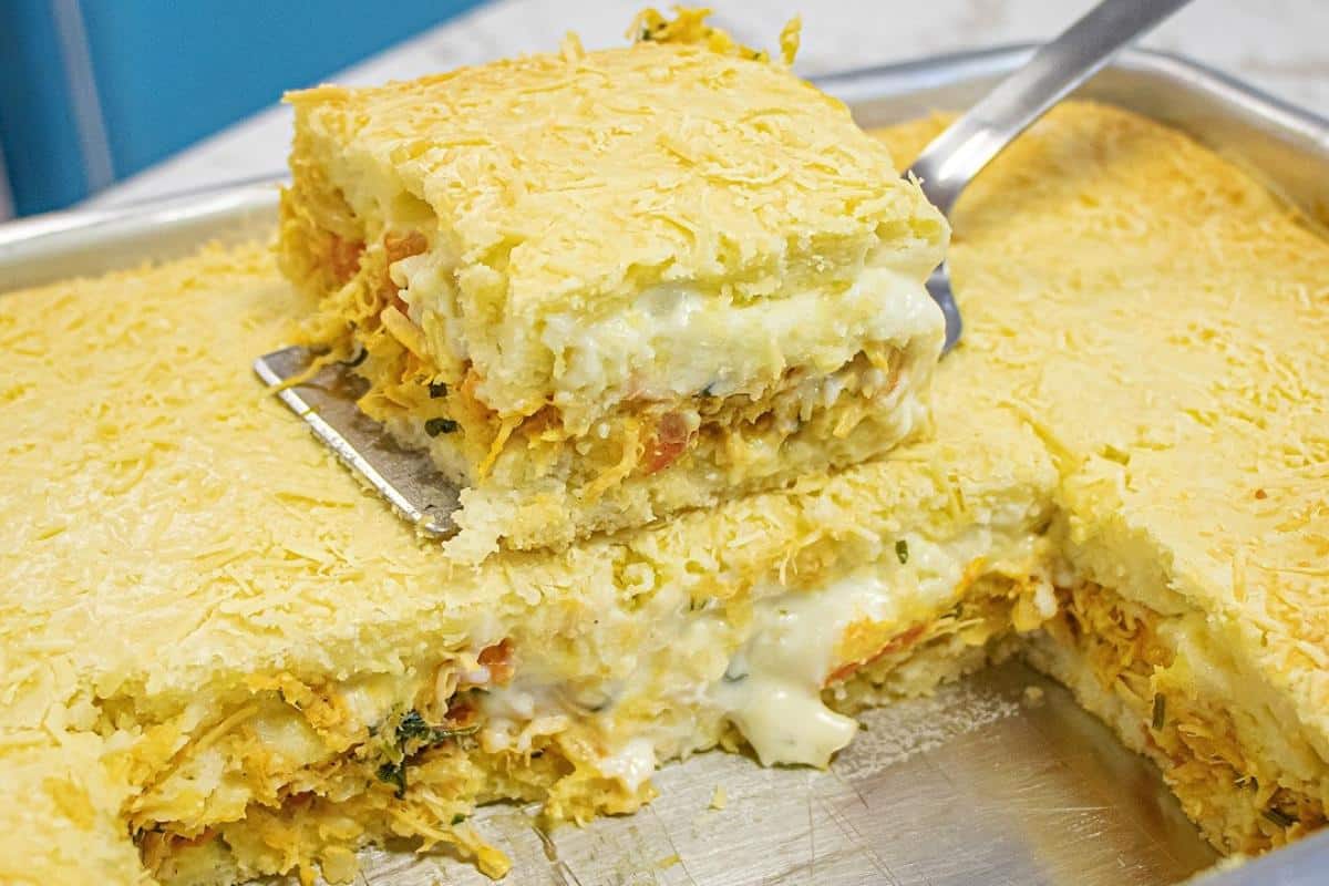 Torta de frango cremosa com uma massa deliciosa que desmancha na boca