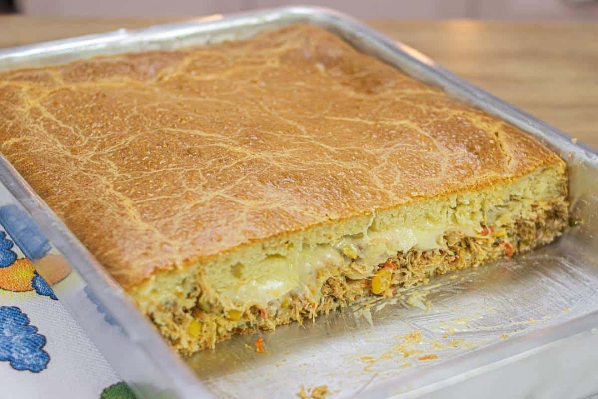 Torta de frango cremosa com massa especial bem simples de preparar