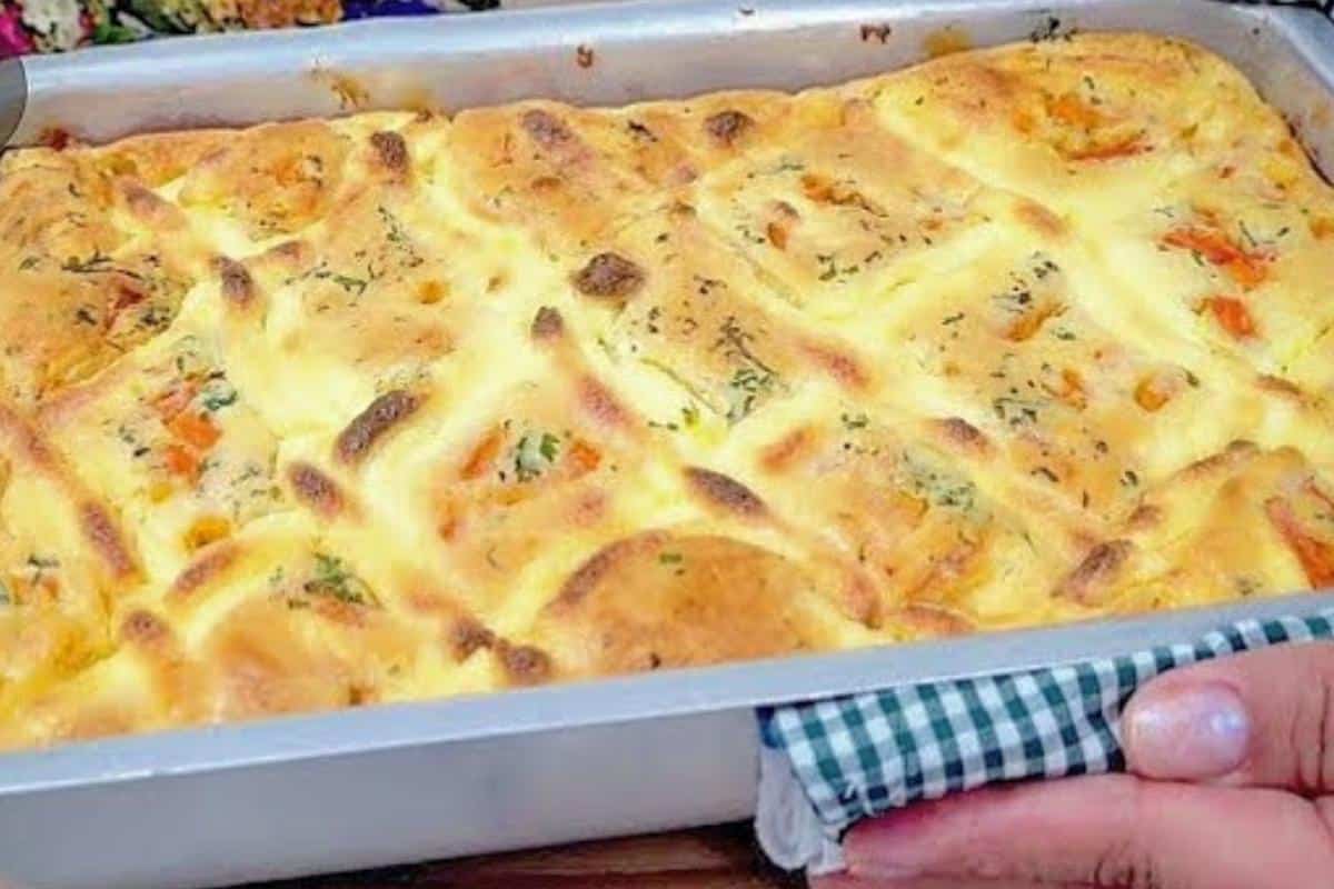Torta de liquidificador macia e fofinho com recheio surpresa