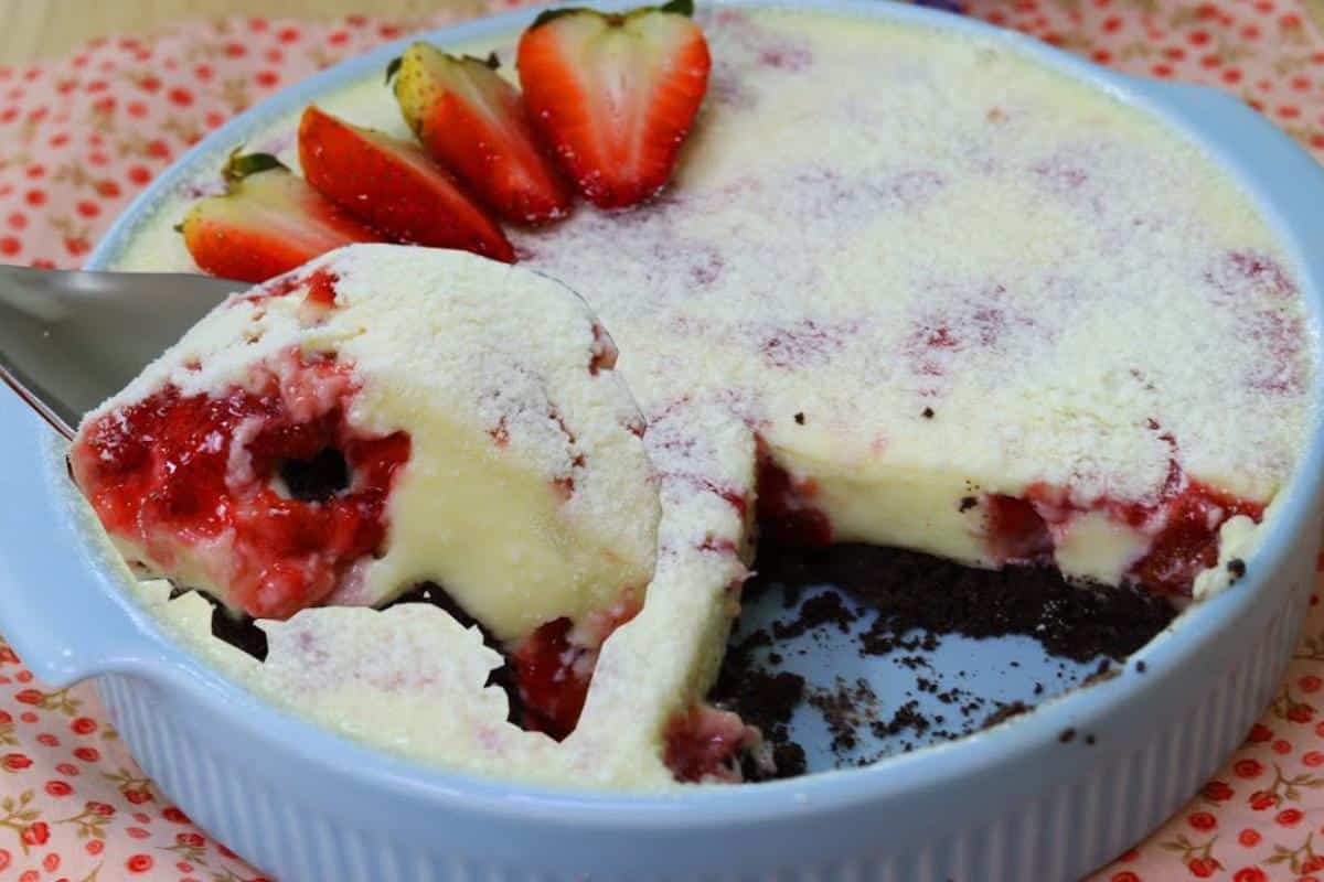 Torta de morango muito cremosa que vai deixar todo mundo querendo mais uma colherada