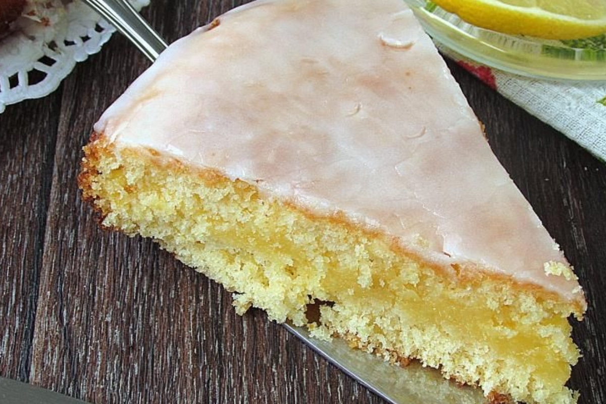 Receita de bolo de limão com cobertura que todo mundo ama e pede mais um pedaço