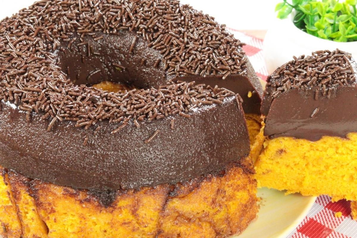 Bolo brigadeirão de cenoura que dá vontade de comer só de olhar