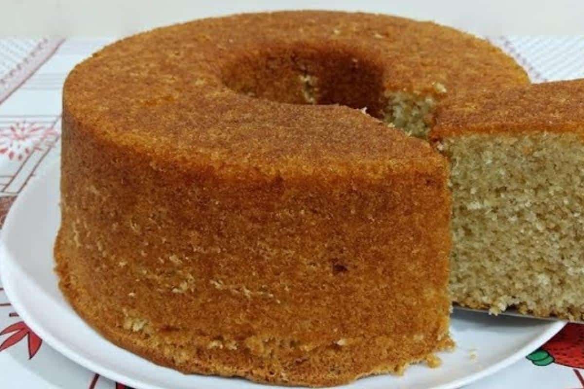 Bolo de aveia fofinho e macio para servir no seu café da tarde