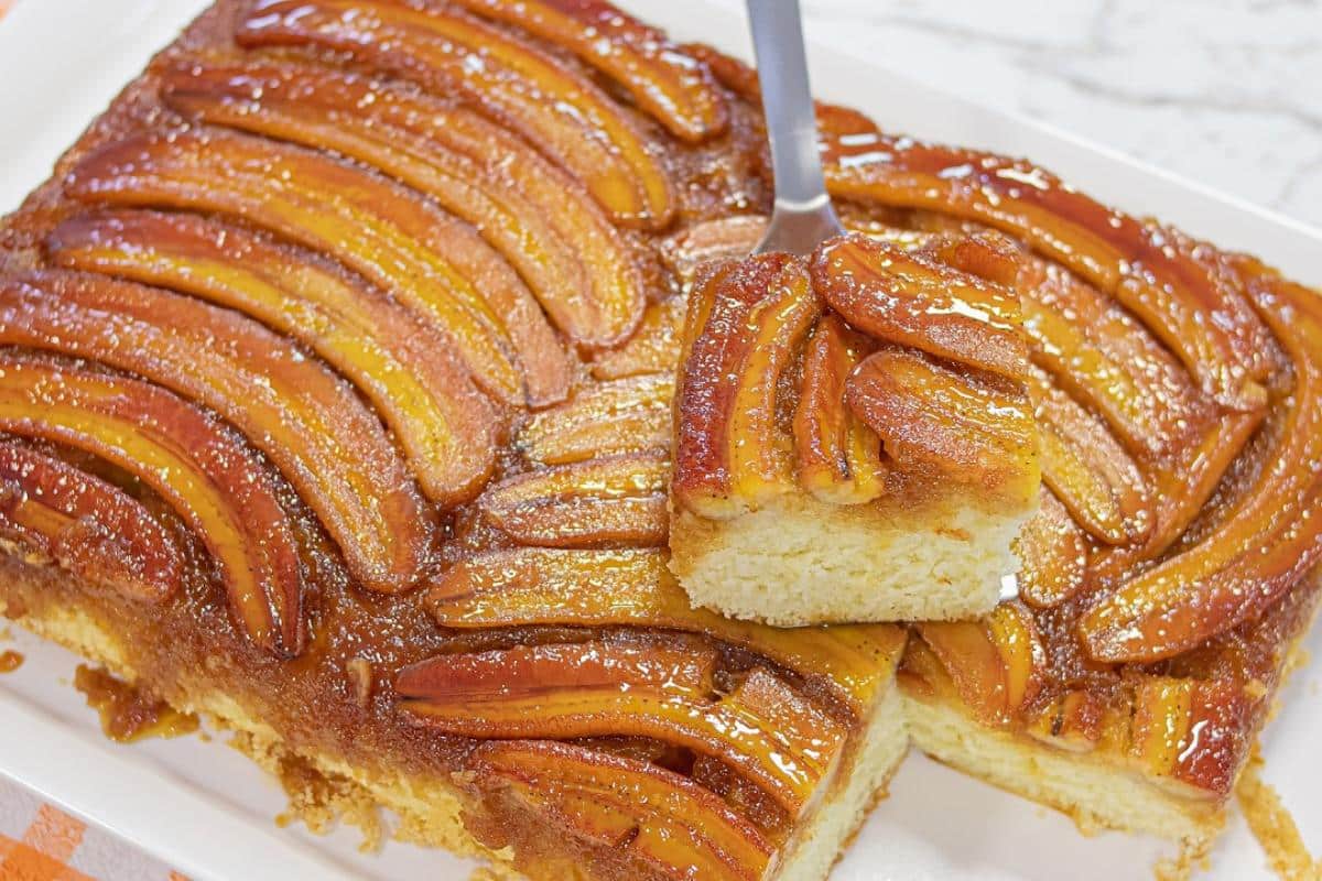Bolo de banana invertido delicioso que dá água na boca só de olhar