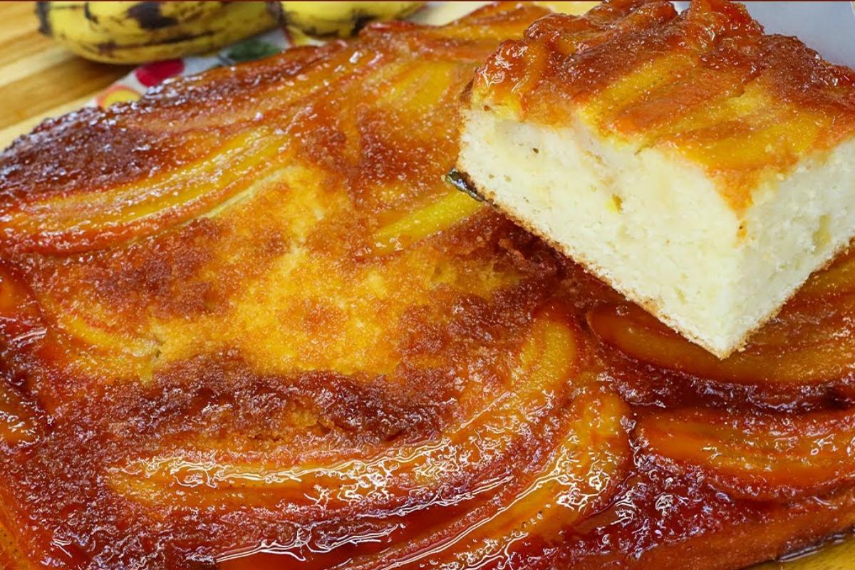 Bolo de banana caramelizado de comer lambendo os dedos
