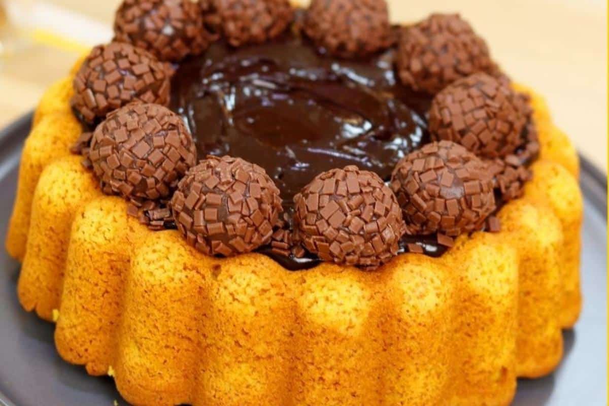 Bolo de cenoura com bastante chocolate que todo mundo quer um pedaço