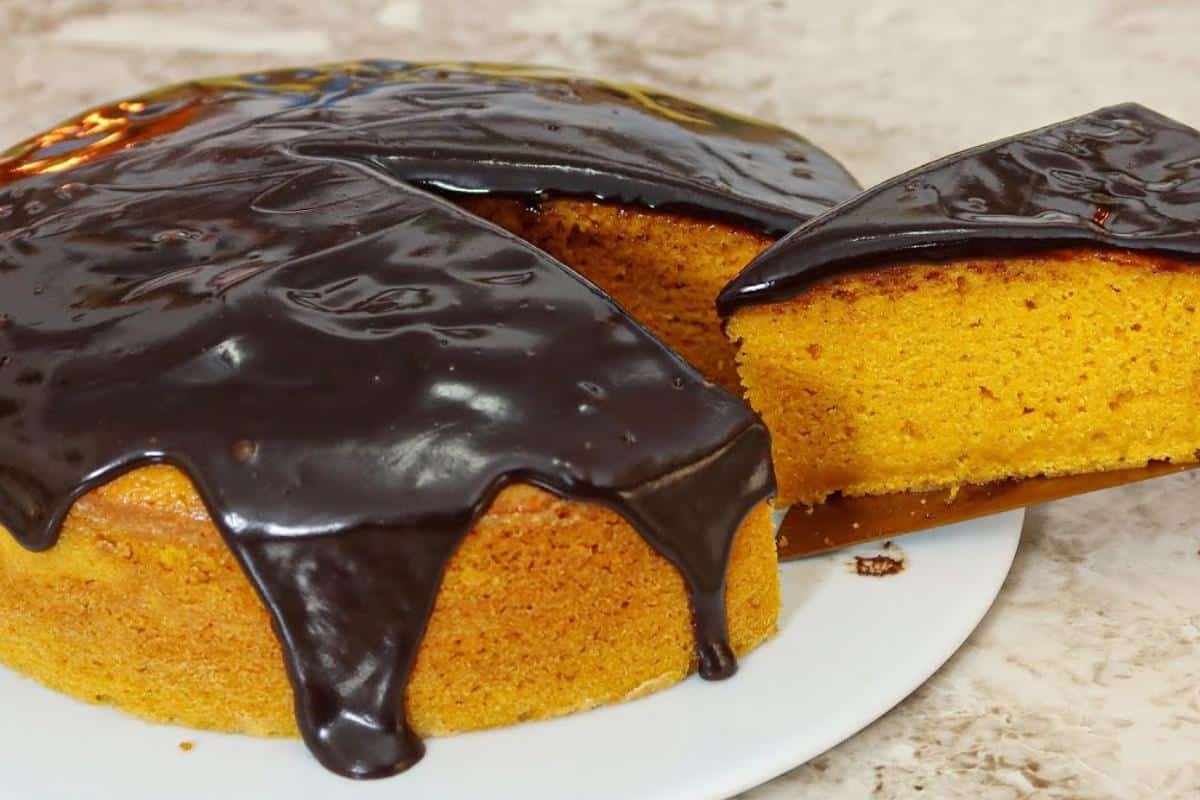 Bolo de cenoura clássico fofinho e com cobertura de brigadeiro