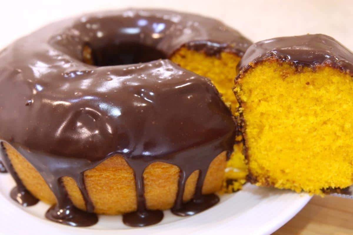 Bolo de cenoura com uma receita que você nunca mais vai errar no ponto