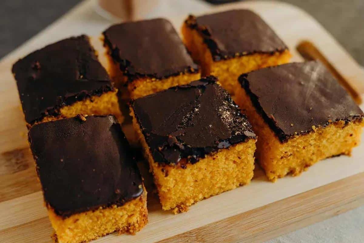 Bolo de cenoura com casquinha de chocolate por cima totalmente irresistível