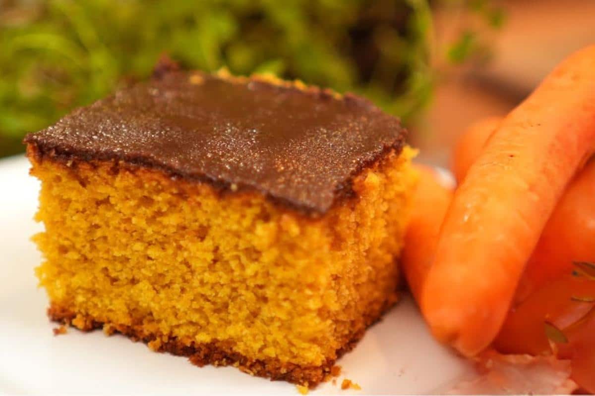 Bolo de cenoura com casquinha crocante aquele que ninguém resiste a mais um pedaço