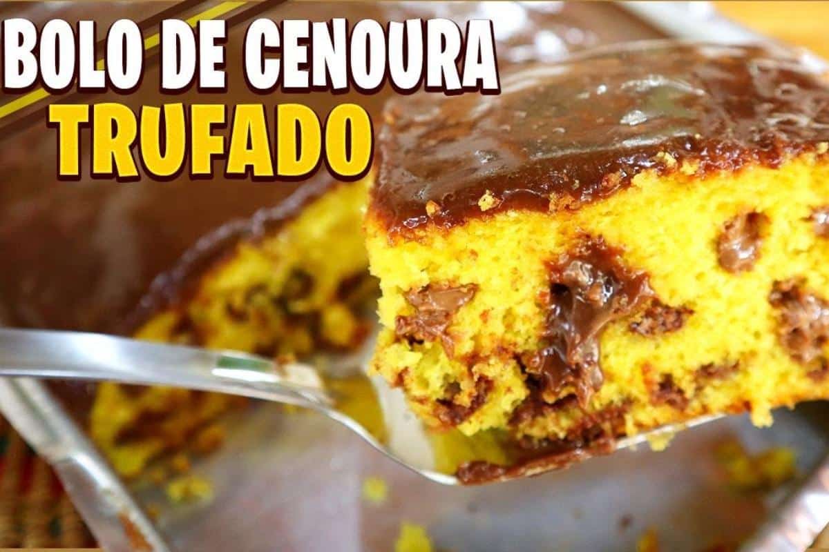 Bolo de cenoura trufado totalmente irresistível com um pedaço mais gostoso que outro