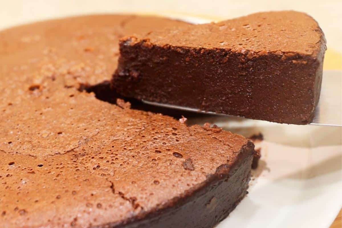Receita de bolo de chocolate cremoso que não vai farinha nem fermento