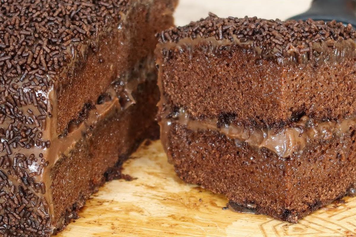 Bolo de chocolate fácil com cobertura e recheio uma gostosura completa para matar sua vontade