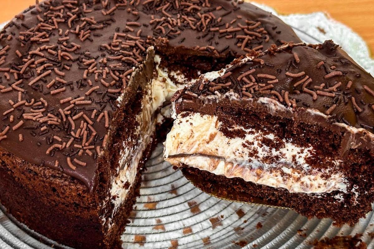 Bolo de chocolate recheado diferente de todos que você já comeu