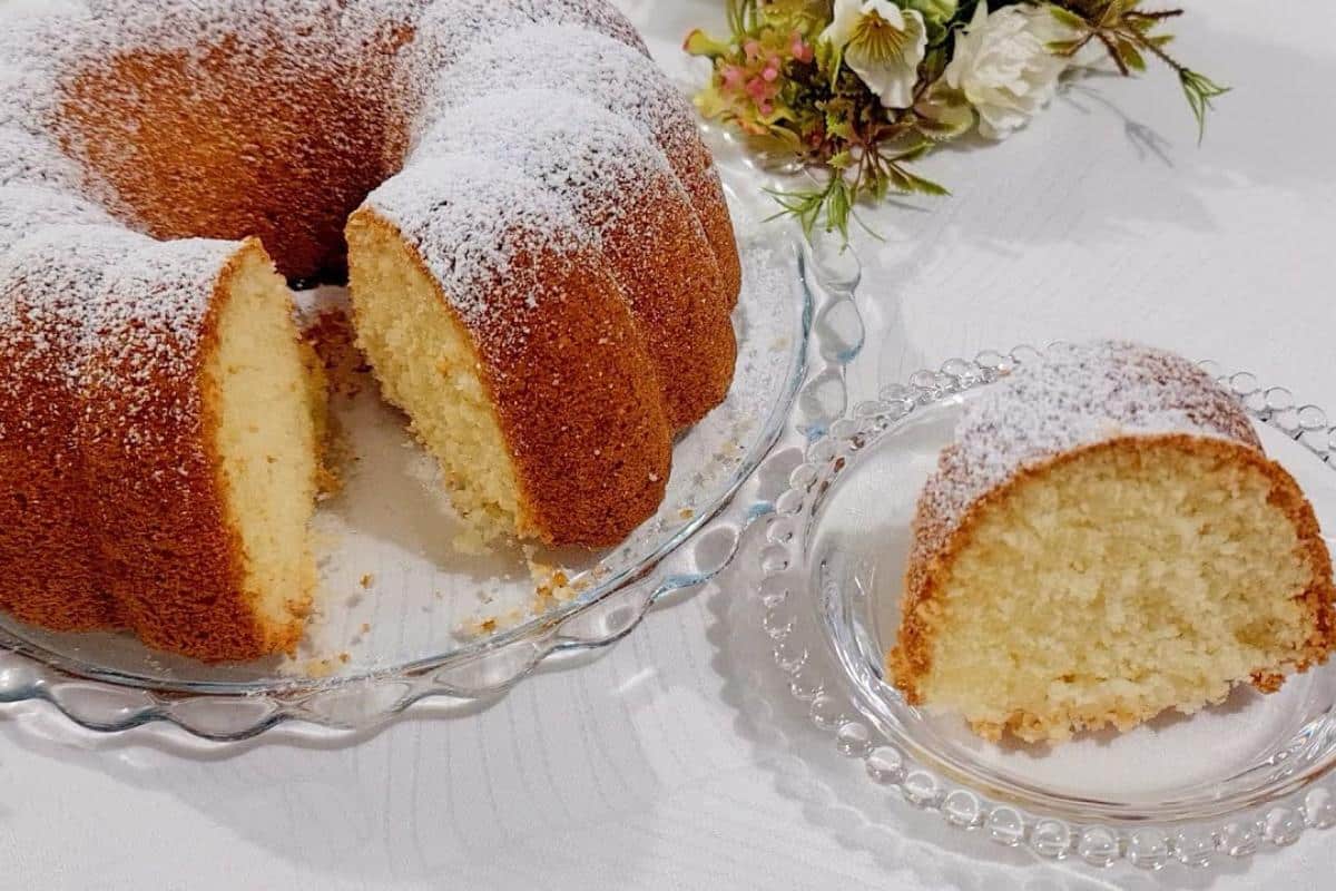 Bolo de coco caseirinho da vovó para saborear com uma xícara de chá