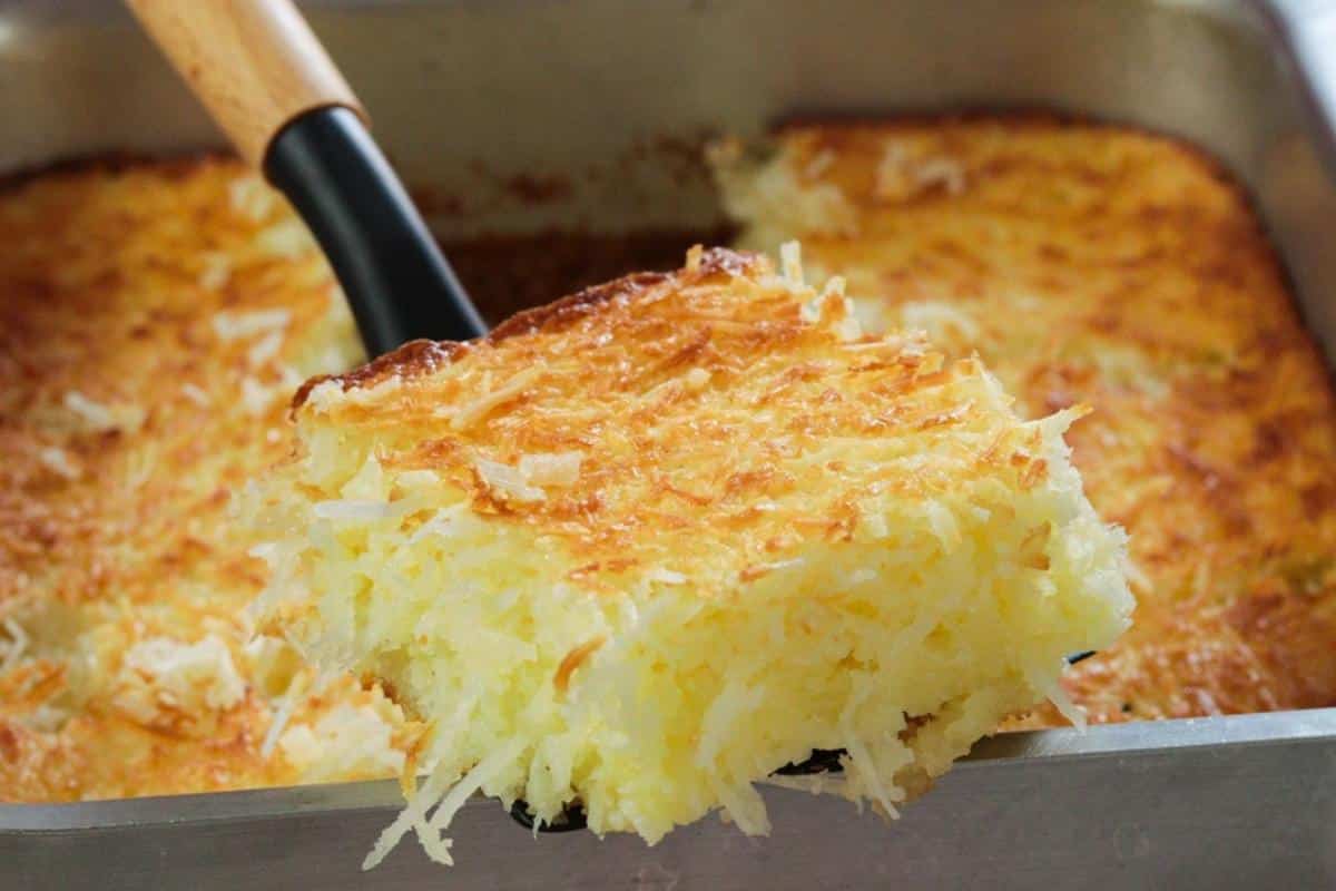 Bolo de coco sem trigo para o café da tarde tão cremoso que desmancha na boca