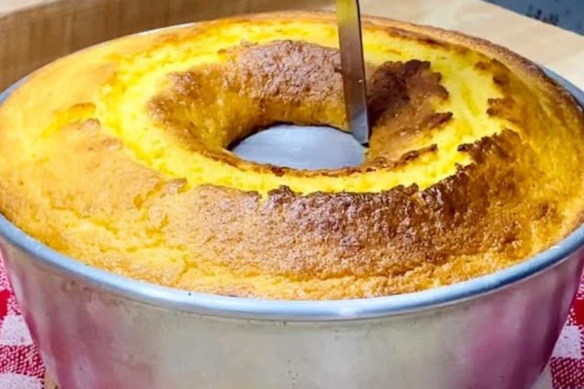 Bolo de fubá fofinho da roça para servir com uma xícara de café fresquinho