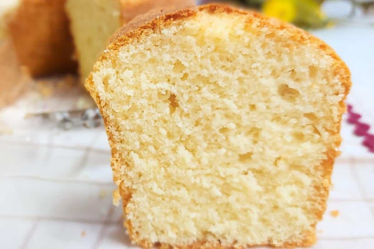 Bolo de iogurte amanteigado muito macio a opção mais que perfeita para seu café