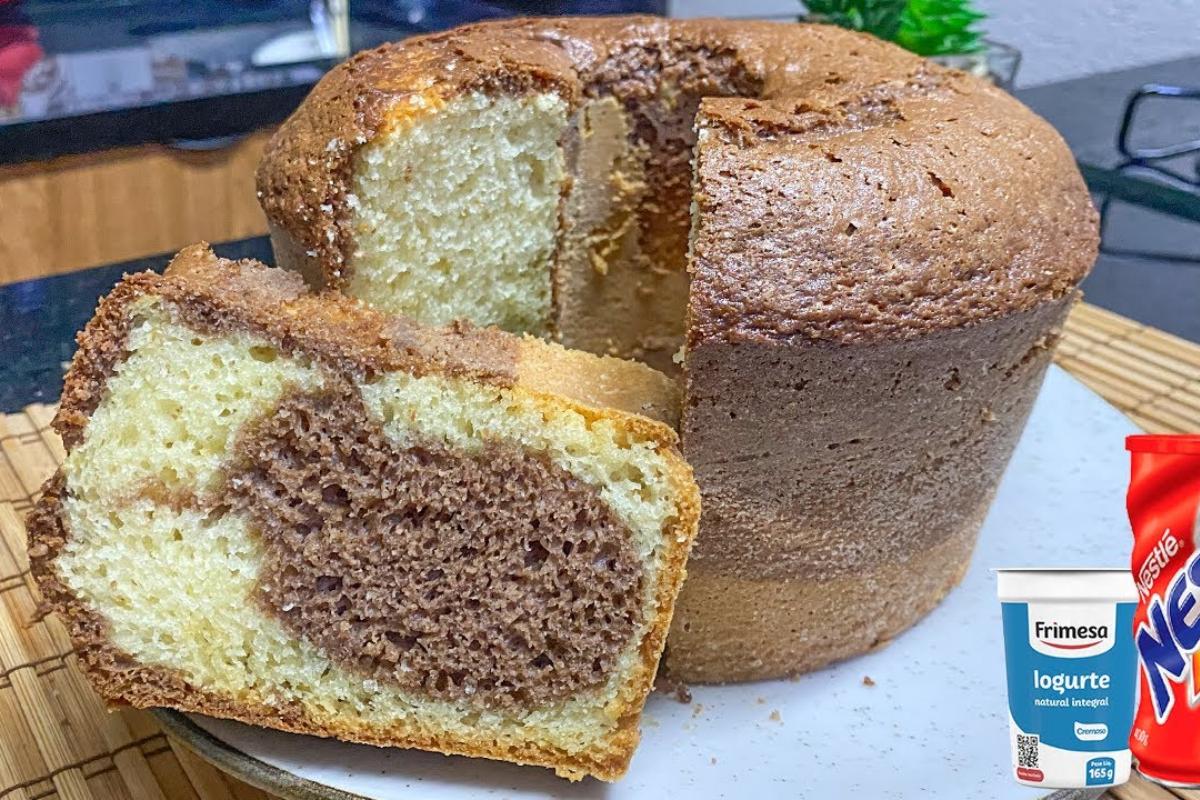 Bolo de iogurte mesclado bem fofinho para o café da tarde